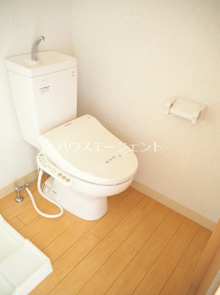 トイレ　もちろんバストイレ別です。※写真は別号室