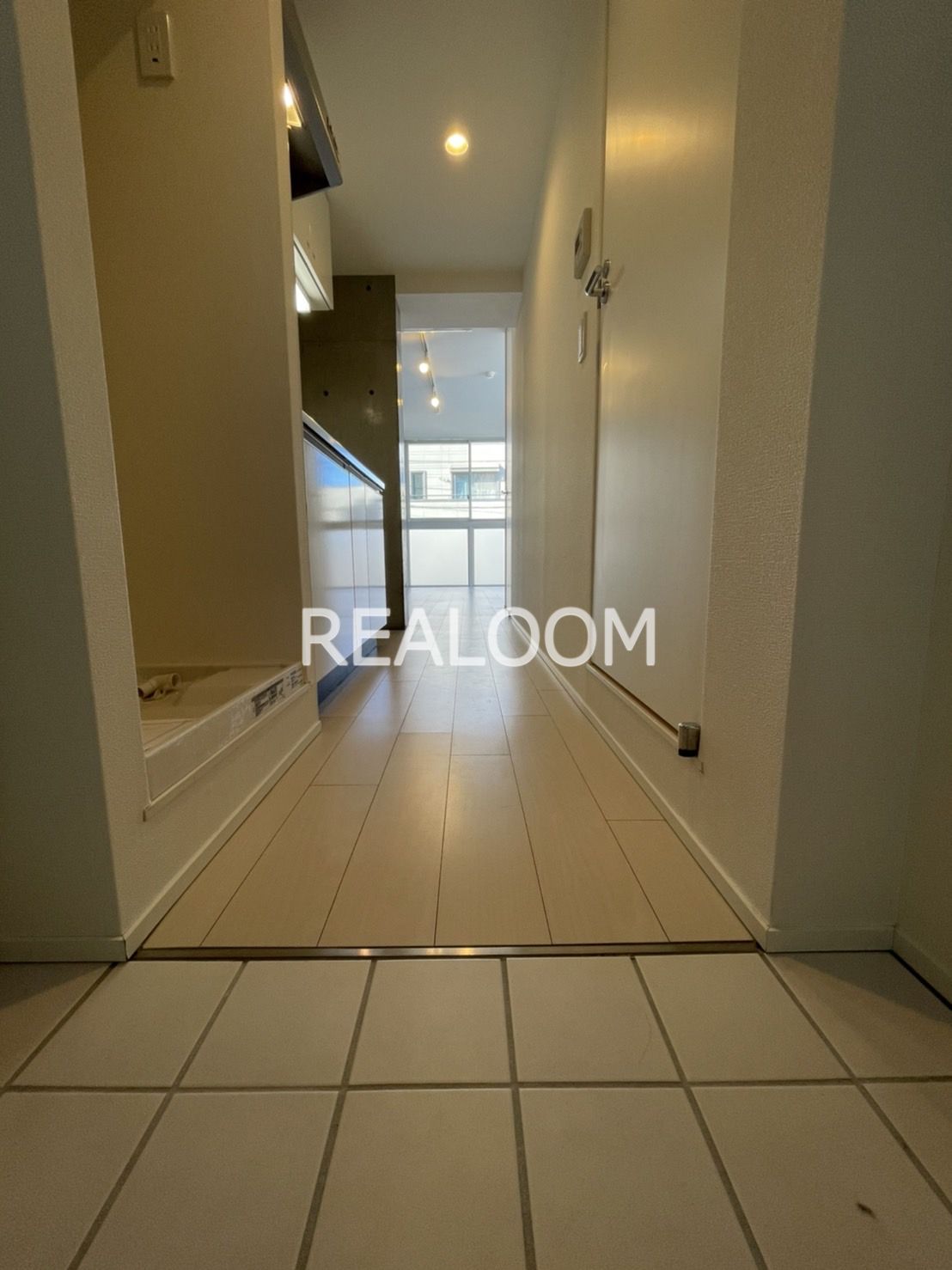 玄関　写真と現況が異なる場合は現況を優先いたします。