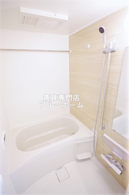 バス・シャワールーム　大きな浴室乾燥機付きの浴槽です！