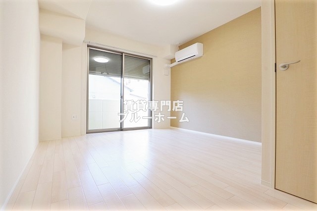 居室・リビング　8帖の明るい洋室！