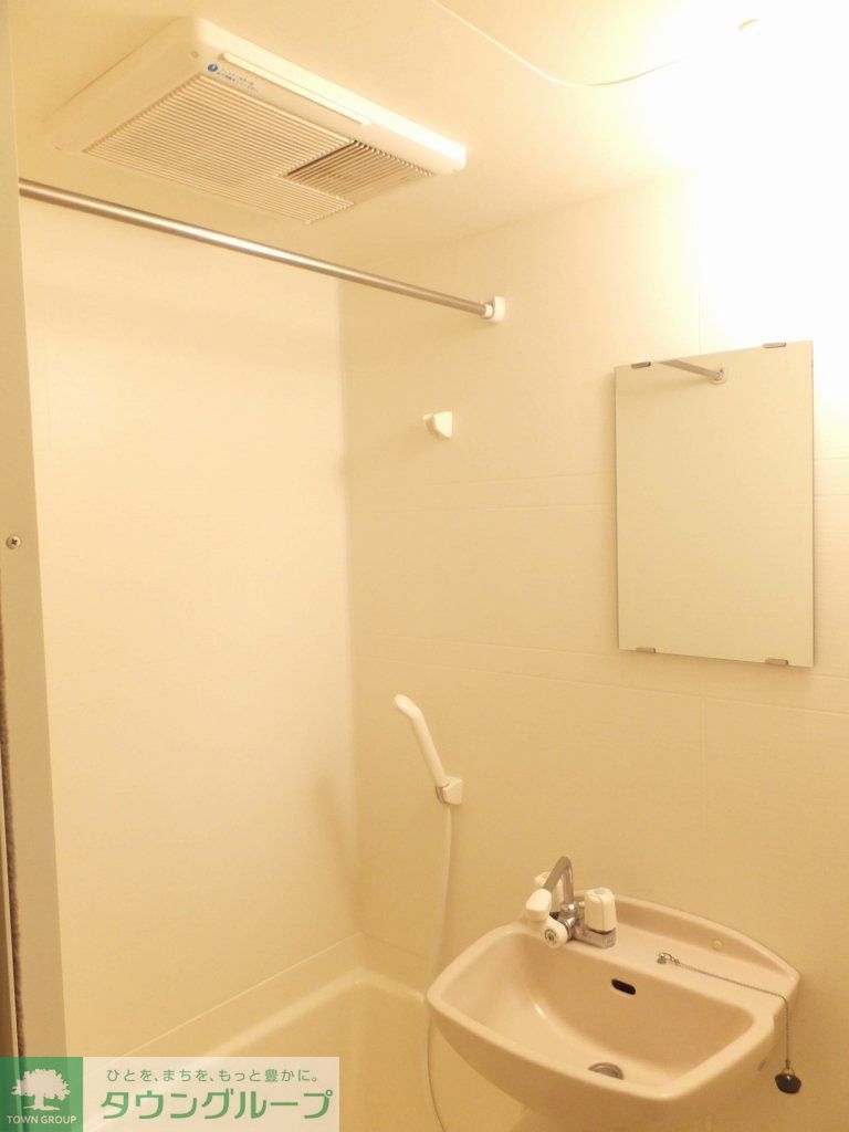 バス・シャワールーム　浴室換気乾燥機能付き。