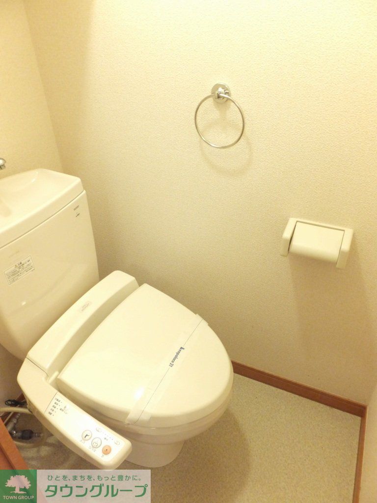 トイレ　温水洗浄便座設置済み。