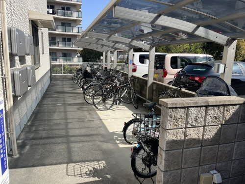 建物外観　屋根付きの駐輪場があります。