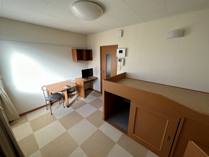 居室・リビング　床は１階はフローリング、２階は絨毯敷きとなります。