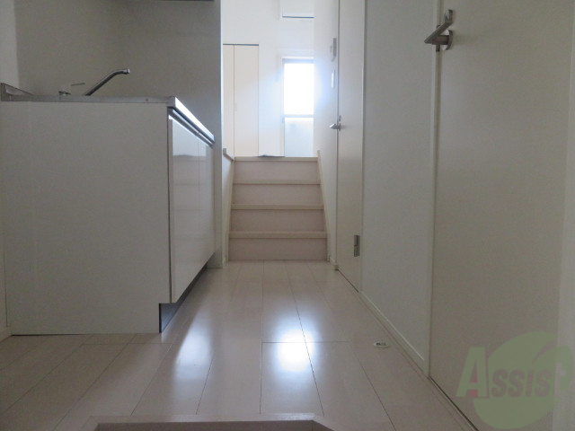 玄関　玄関からリビングはこんな感じに見えますね。