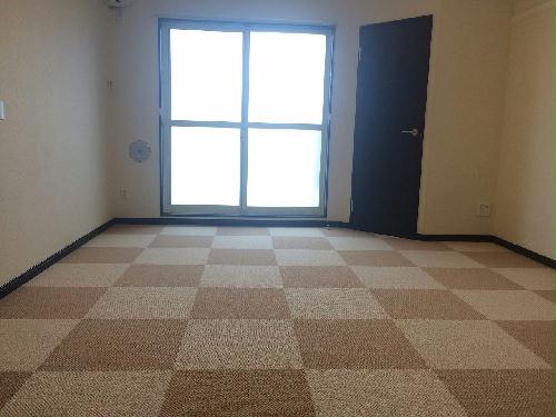 その他　絨毯の色はお部屋によって異なります