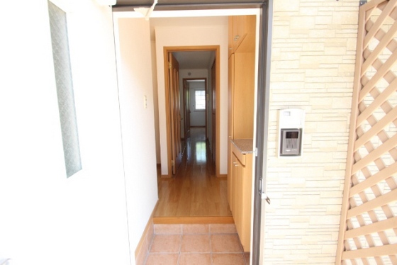 玄関　※別号室の写真です。