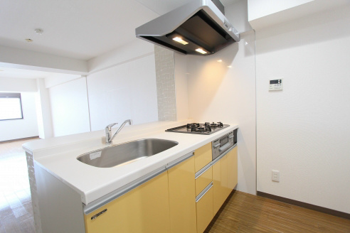 キッチン　３口ガスコンロ設置済みのシステムキッチンです。