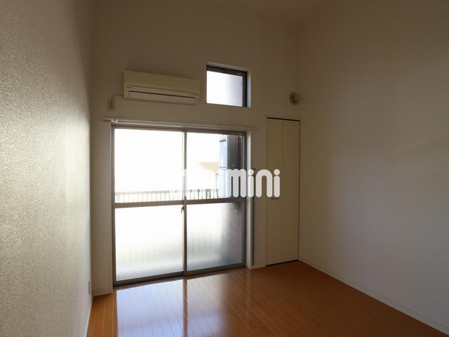 居室・リビング　エアコンつきのお部屋です。