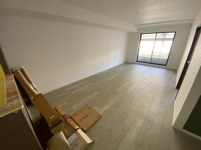 居室・リビング　同物件別室のお部屋です
