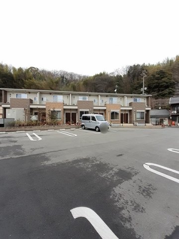 駐車場　駐車場があるので、車を買う予定の方も安心です