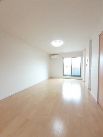 居室・リビング　こちらのリビングで趣味の時間をお楽しみください