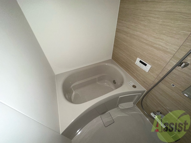 バス・シャワールーム　浴室は狭すぎず、シャワーも浴びやすそうです。