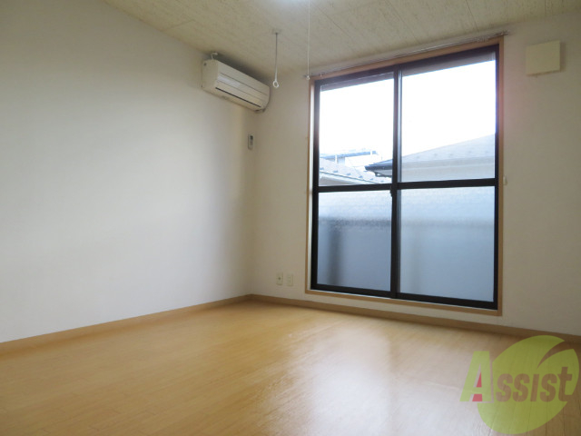 居室・リビング　リビングは、広々していて陽当たりもよさそうですね。