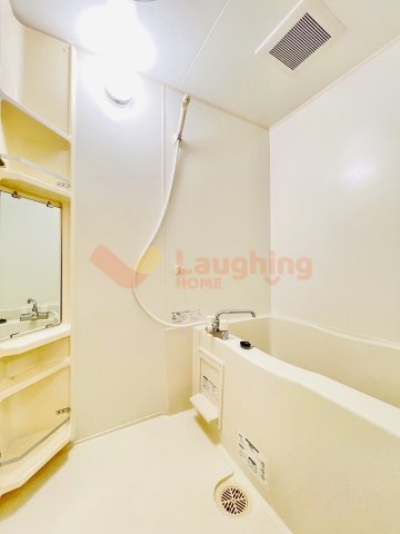 バス・シャワールーム　コンパクトで使いやすいお風呂です