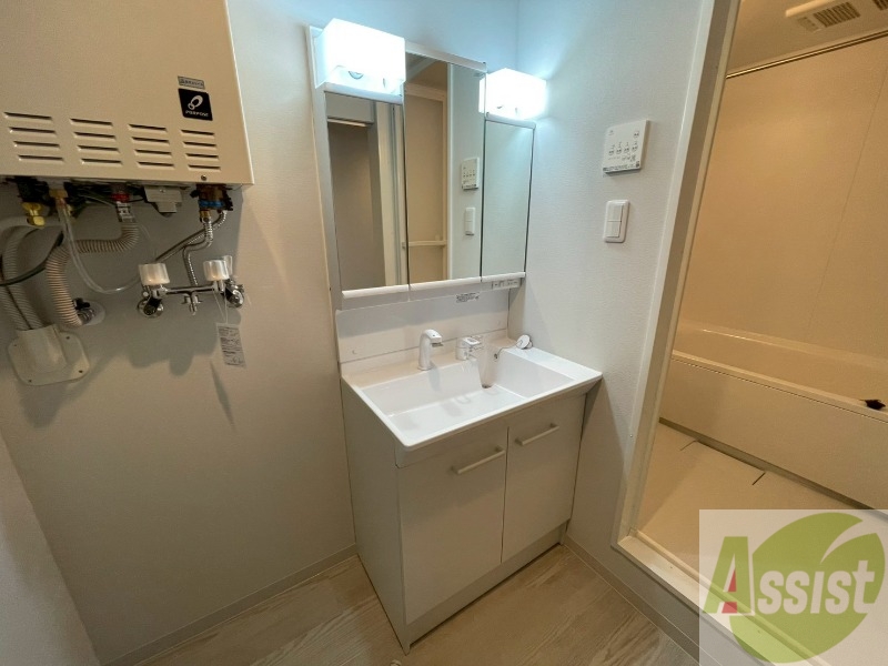 洗面設備　大きくて使いやすそうな独立洗面台になっています。