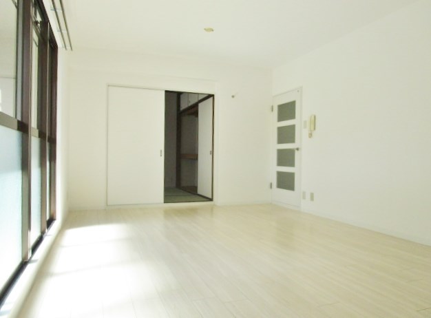 居室・リビング　※106号室の写真です。