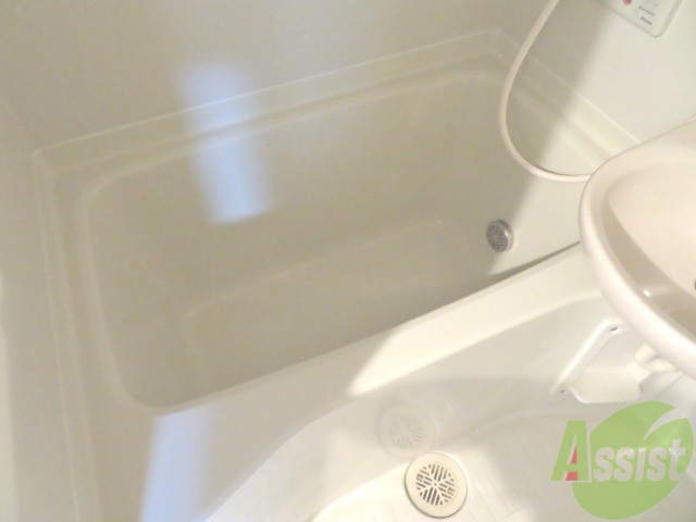 バス・シャワールーム　バスルームは狭すぎず、シャワーも浴びやすそうです。