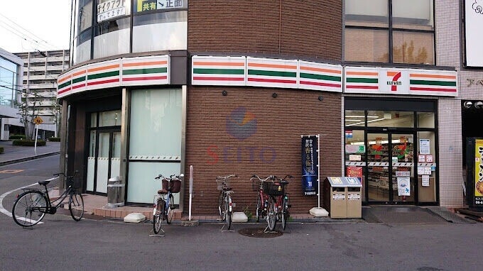 コンビニ　セブンイレブン 吹田竹見台店（コンビニ）まで493m