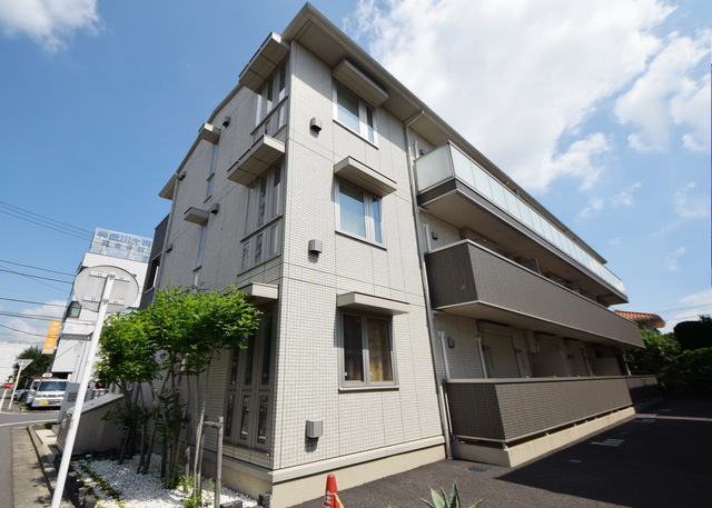 建物外観　～青い空っ、白い雲～