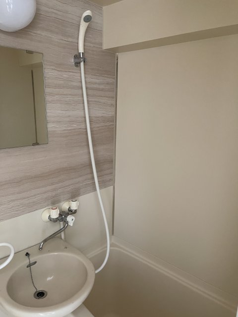 バス・シャワールーム　同物件別号室のものです。