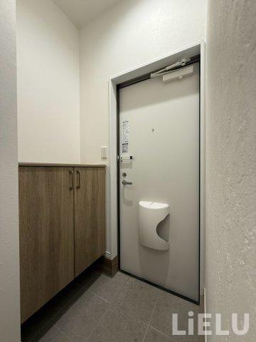 玄関　同シリーズ物件のモデルルームになります※現況優先