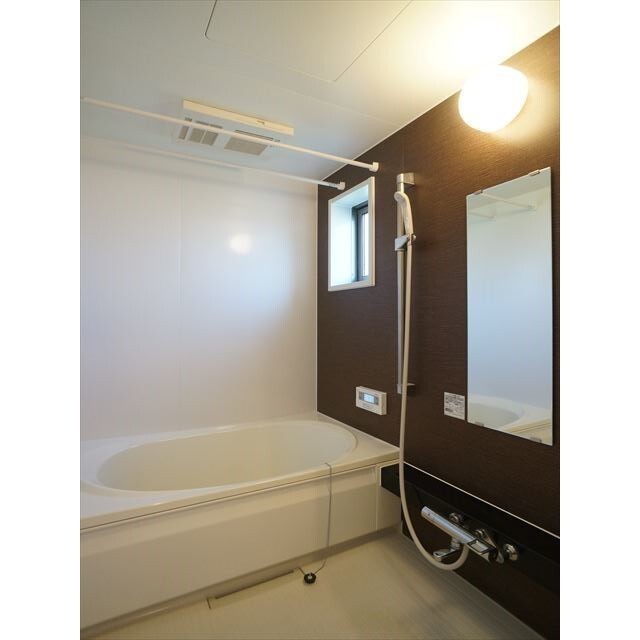 バス・シャワールーム　広々バスルームには嬉しい小窓付き♪