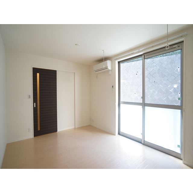 居室・リビング　陽当たり良好明るい室内♪