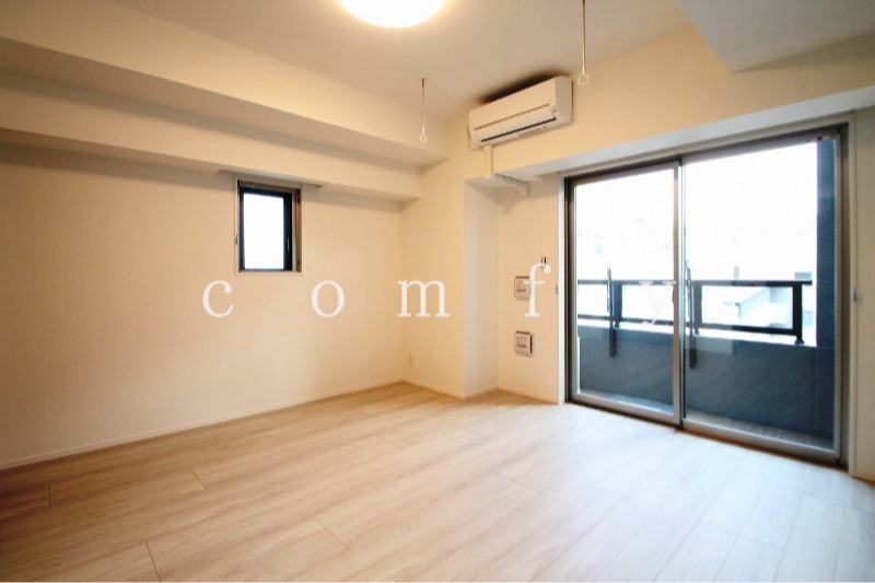 居室・リビング　約９帖の広めの洋室