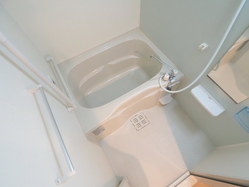 バス・シャワールーム　浴室乾燥機もついています。※別号室の写真です。