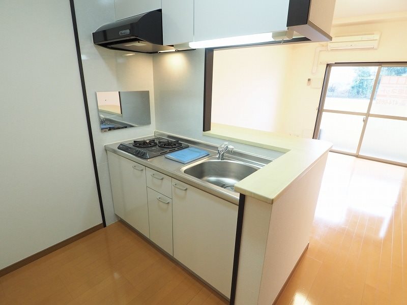キッチン　2口コンロが備わっています。※別号室の写真です。