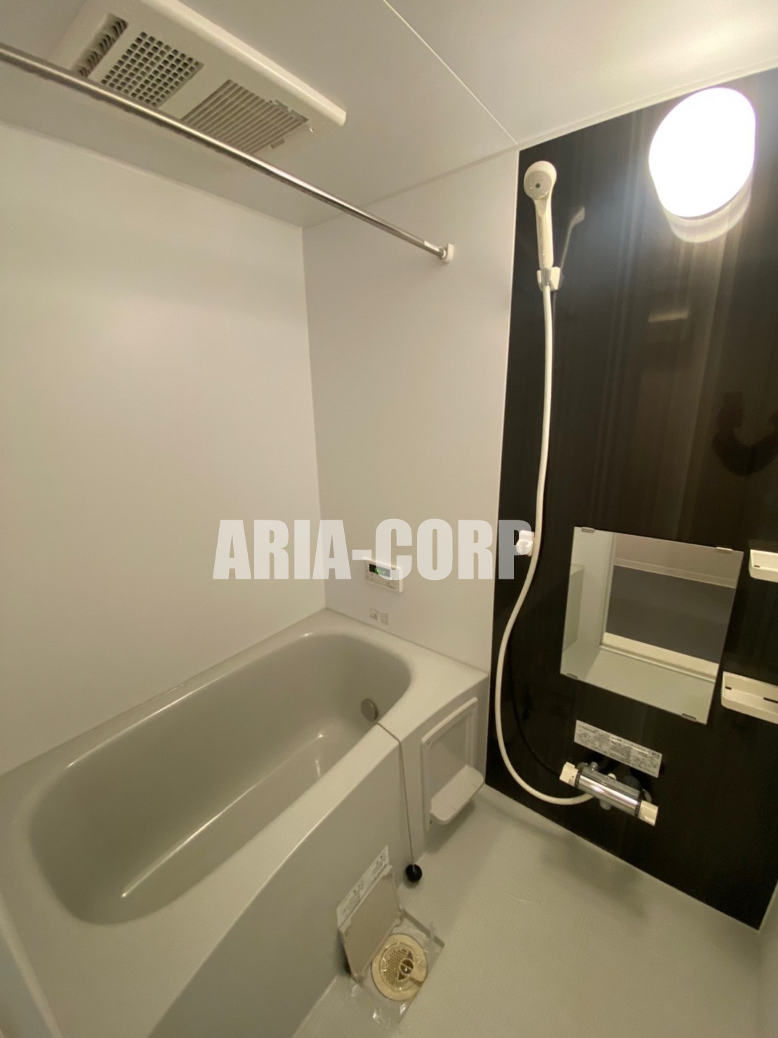 バス・シャワールーム　追い焚き機能付。カラーパネル採用でお洒落なバスルーム。