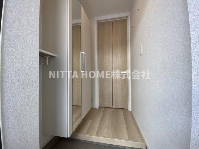 玄関　玄関にはミラー付きのシューズボックスが付いています！