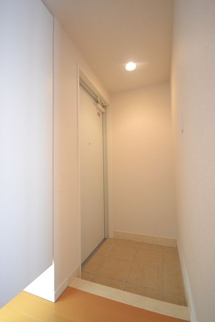 玄関　※同間取り別室参考写真