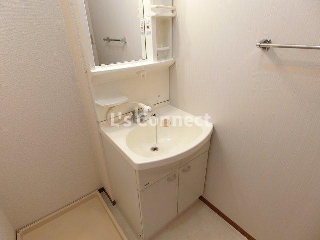 洗面設備　朝の支度もスムーズな独立洗面台。