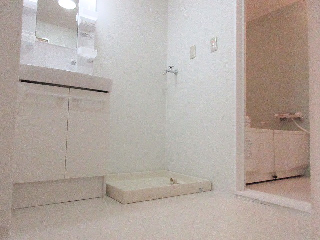 洗面設備　シャンプードレッサー付☆広い脱衣所に洗濯機置場あり！