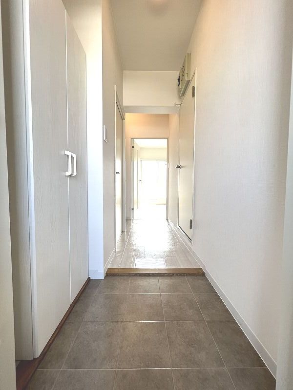 玄関　広い玄関、各部屋に扉がついていて室内が直接見えません