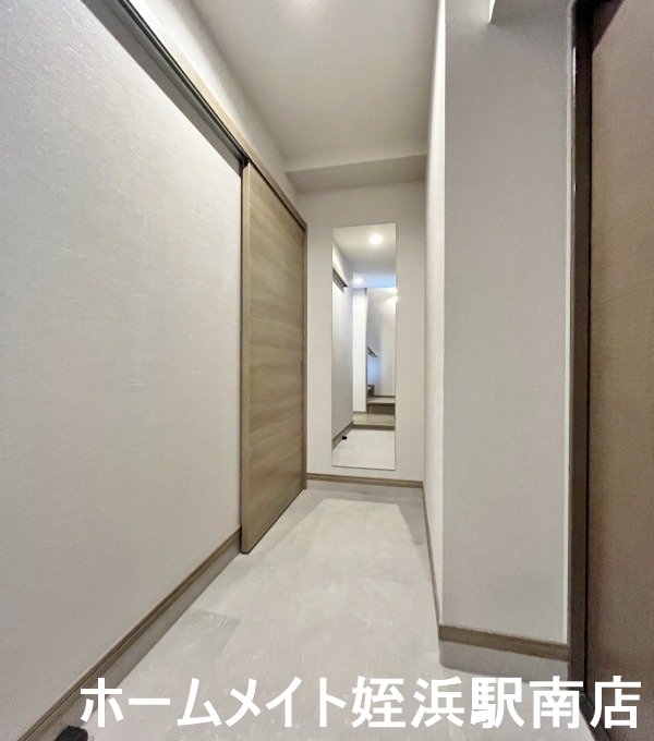 玄関　★シューズクロークを備えた広々玄関★