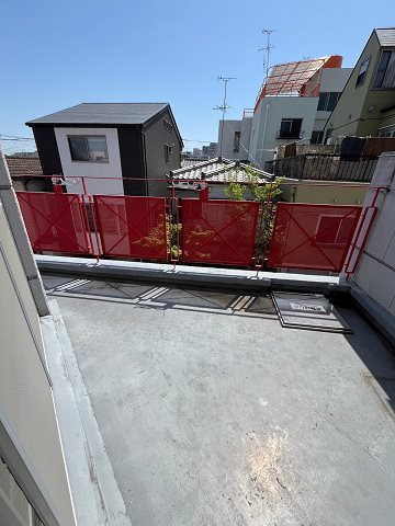 バルコニー　開放的で明るい空間を演出してくれるバルコニーです