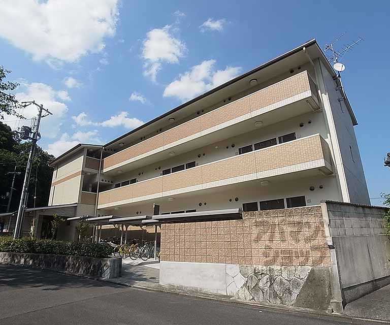 建物外観　立命館大学や佛教大学まで通学圏内です。