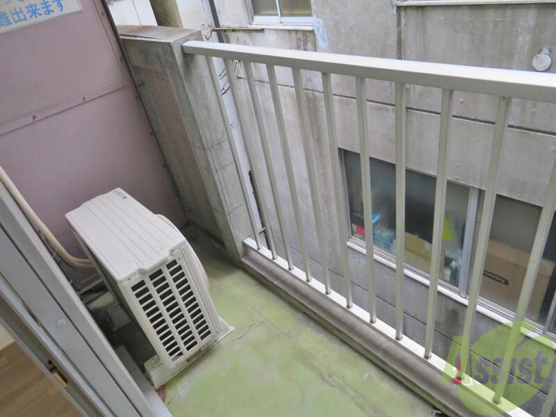 バルコニー　ちょっとしたバルコニーになります。陽もよく当たります。
