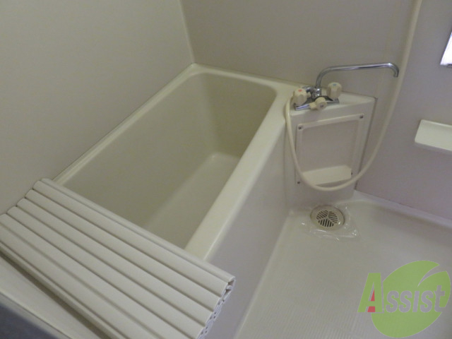 バス・シャワールーム　バスルームは狭すぎず、シャワーも浴びやすそうです。