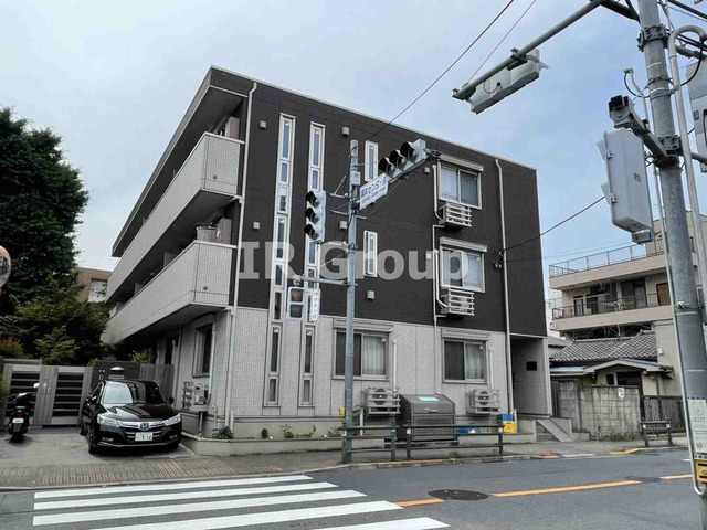 建物外観　建物斜め向かいにコンビニがあり、急なお買物にも便利です！