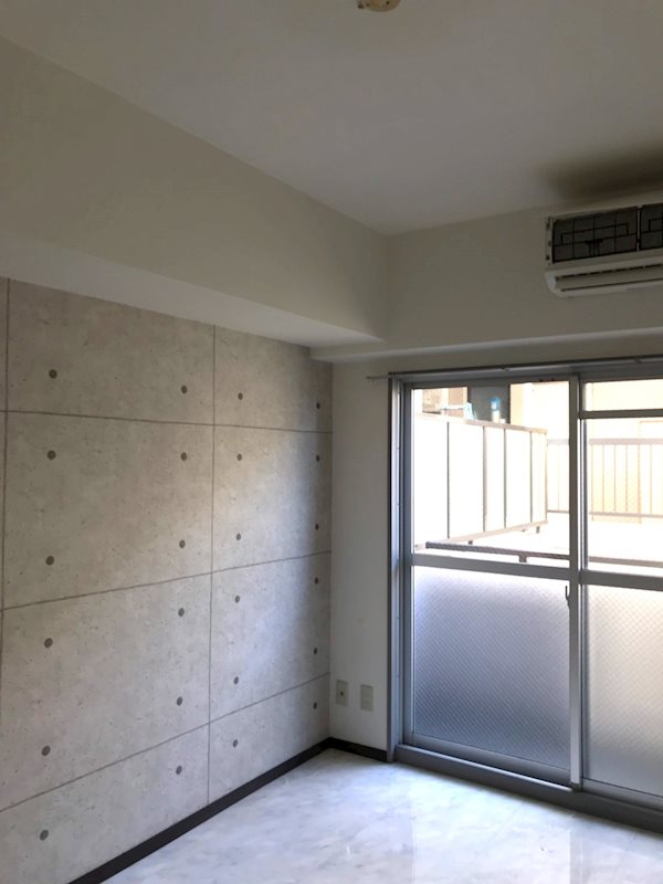 居室・リビング　落ち着いた色合いのリビングスペース