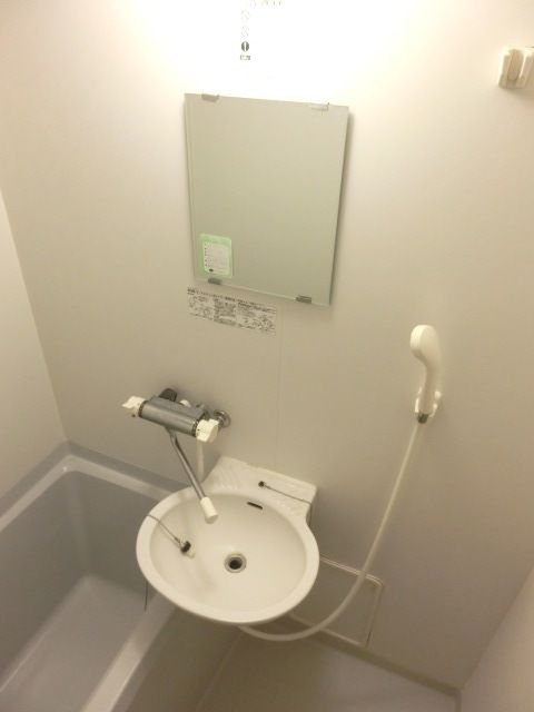 洗面設備　鏡付きの洗面台で身支度しやすいですね