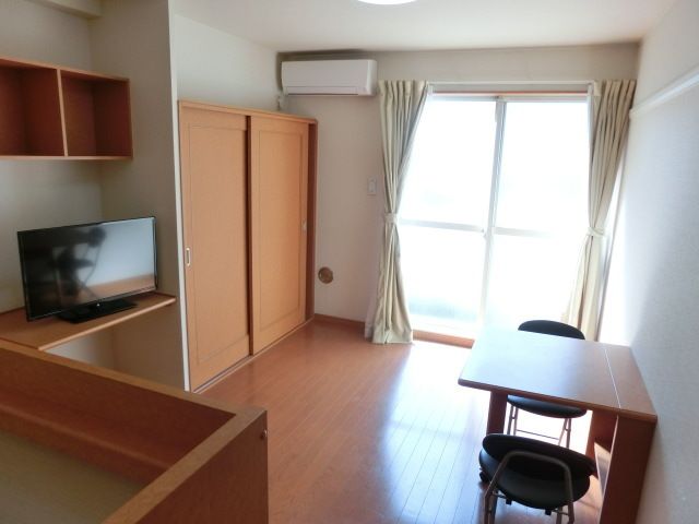 居室・リビング　1階はフローリング、2階はじゅうたん張りです