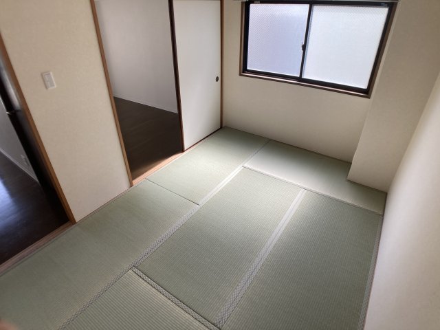 その他部屋・スペース　和室にも窓有、換気良好です。押し入れもサイズ大です