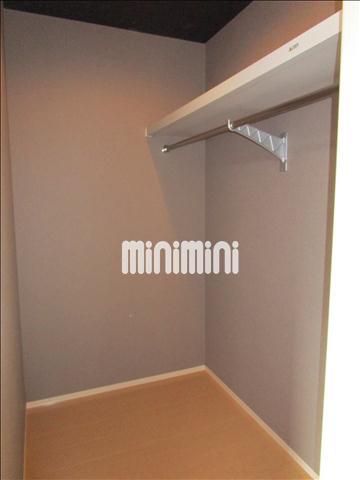 収納　たっぷり収納できるウォークインクローゼットです。