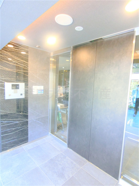 エントランス　エントランス　防犯カメラTVモニター付オートロック宅配BOX