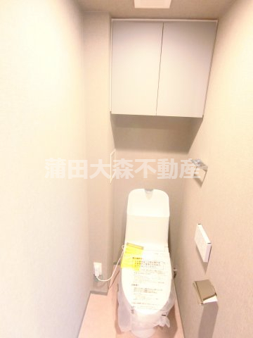 トイレ　棚収納と温水洗浄暖房便座付きのトイレ